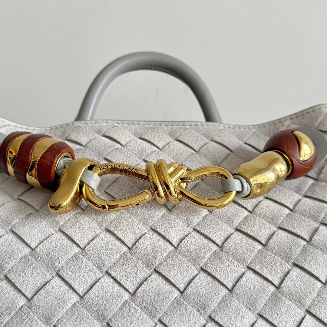The new Andiamo batch of 3060 BV is shipped‼ ️The classic intercciato weaving process is used to create a soft bag, the metal knot is made of micro-cast aluminum using jewelry technology🪢, and the decorative beads are made of metal and hand-polished oak, allowing you to jump repeatedly between elegance and fun💃, making it unpredictable. Classic and versatile, it shows off your temperament, and the bag has a large capacity, making it very convenient for daily commuting! It has a variety of carrying methods, the shoulder straps can be adjusted by yourself, the original lambskin feels soft and delicate, and the unisex style breaks gender boundaries and brings a more practical and long-lasting use experience. The Andiamo, which has both elegant and casual styles, perfectly interprets the "fashionable old money style". Style number: 743568+wood hardware Color: suede silver gray Size: 25*22*10.5cm